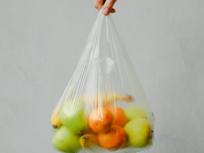Nahaufnahme von Obst in einer Plastiktüte
