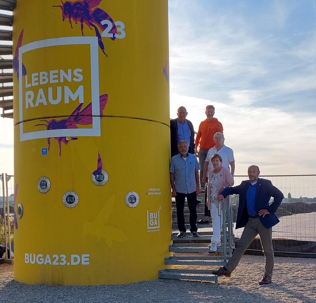Mitglieder des Freundeskreises stehen am gelben BUGA-Aussichtsturm