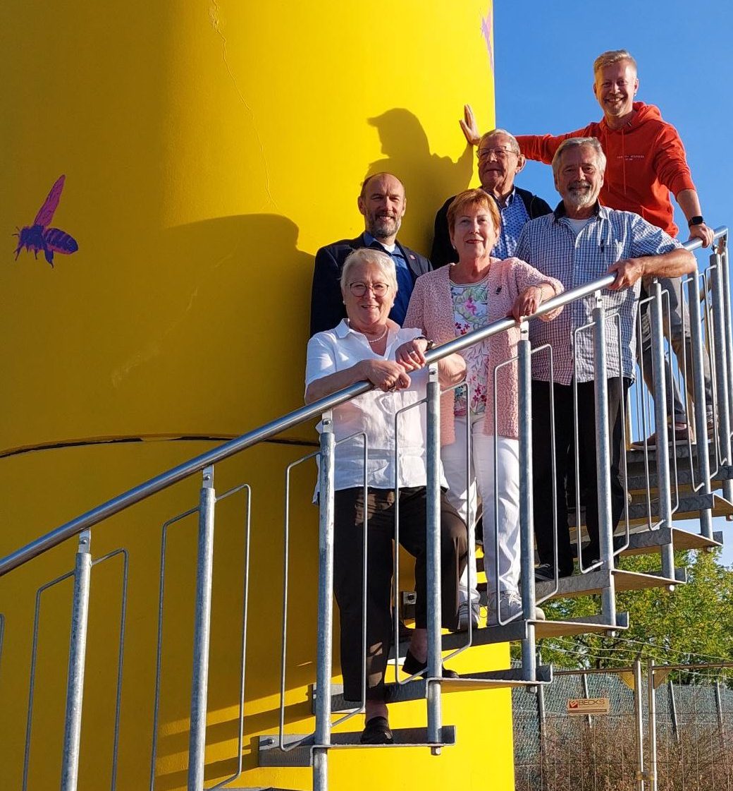 Mitglieder des Freundeskreises stehen auf dem gelben BUGA-Aussichtsturm