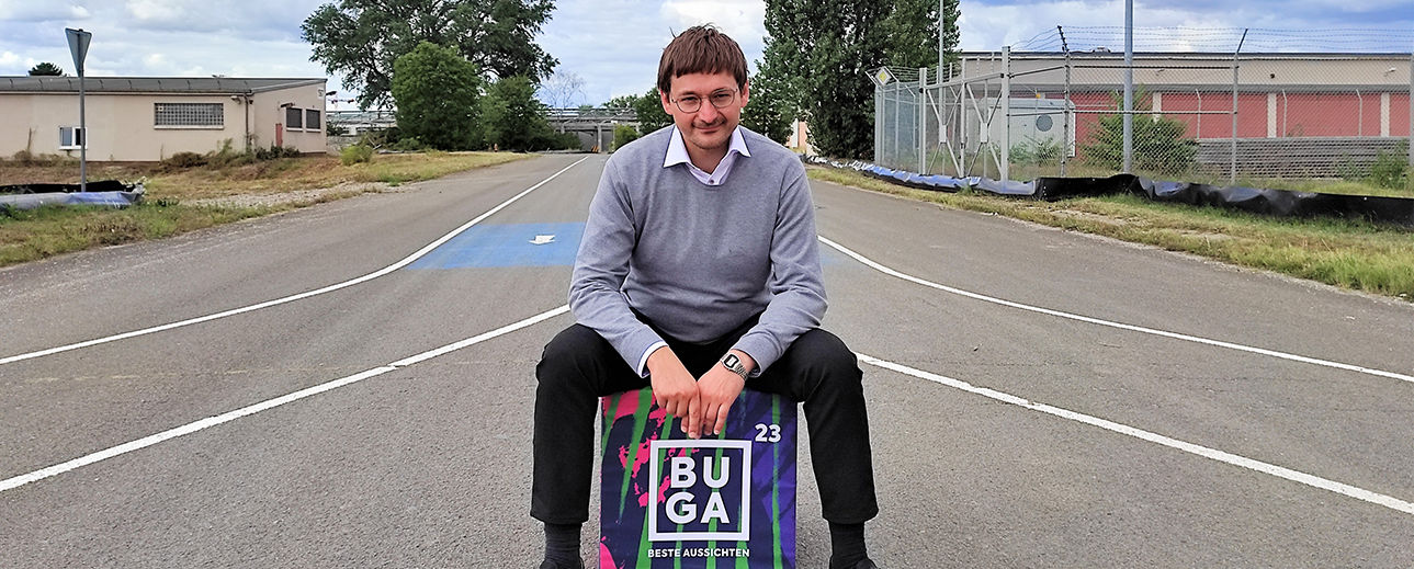 BUGA 23 Veranstaltungsleiter Fabian Burstein sitzt auf einem Stoffkubus