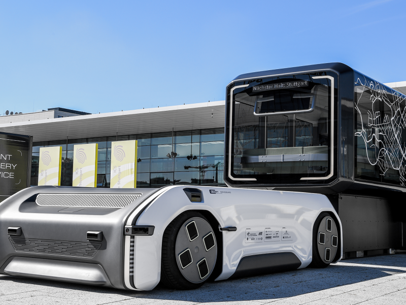 Ein futuristisches Fahrzeug mit verglastem Anhänger