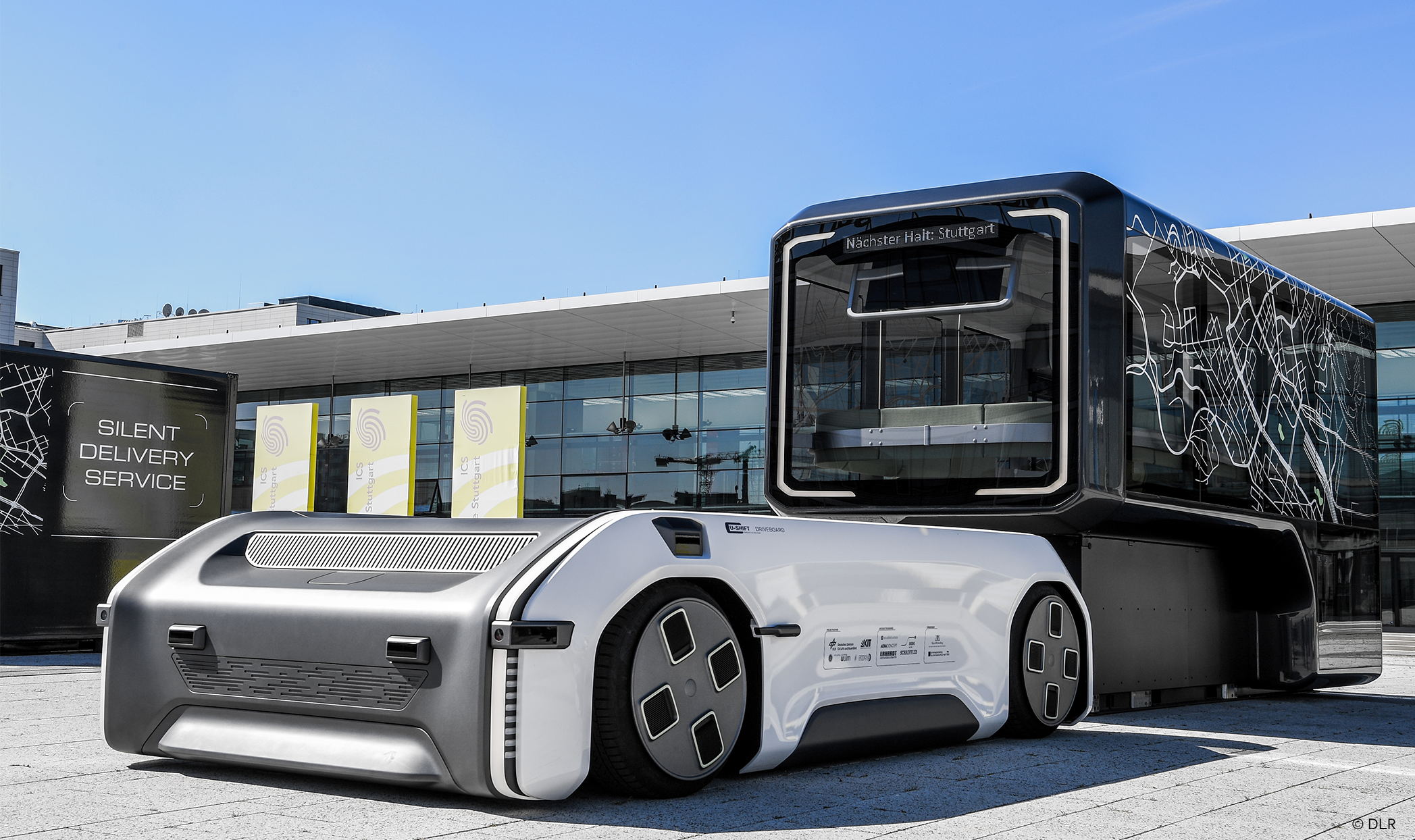 Ein futuristisches Fahrzeug mit verglastem Anhänger