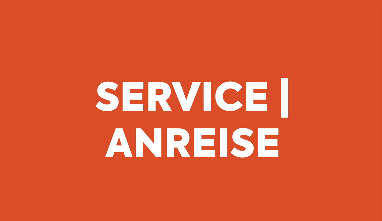Eine orangene Kachel mit der weißen Aufschrift: Service und Anreise