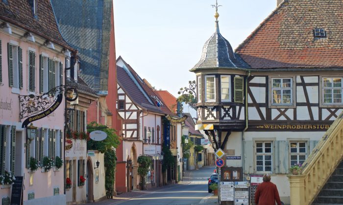 Eine Straße in einer deutschen Altstadt, viel Fachwerk