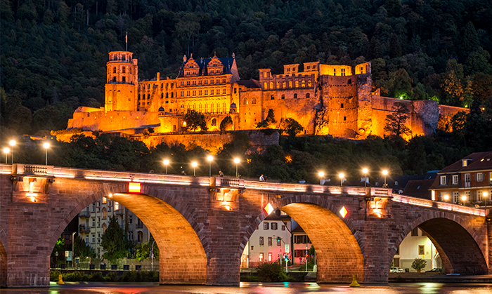 Das Heidelberger Schloss in gelber Abendbeleuchtung