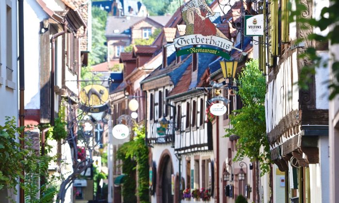 Eine Straße in einer deutschen Altstadt, viel Fachwerk und Schilder