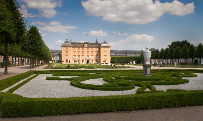 Das Schwezinger Schloss, der Schlossgarten im Vordergrund