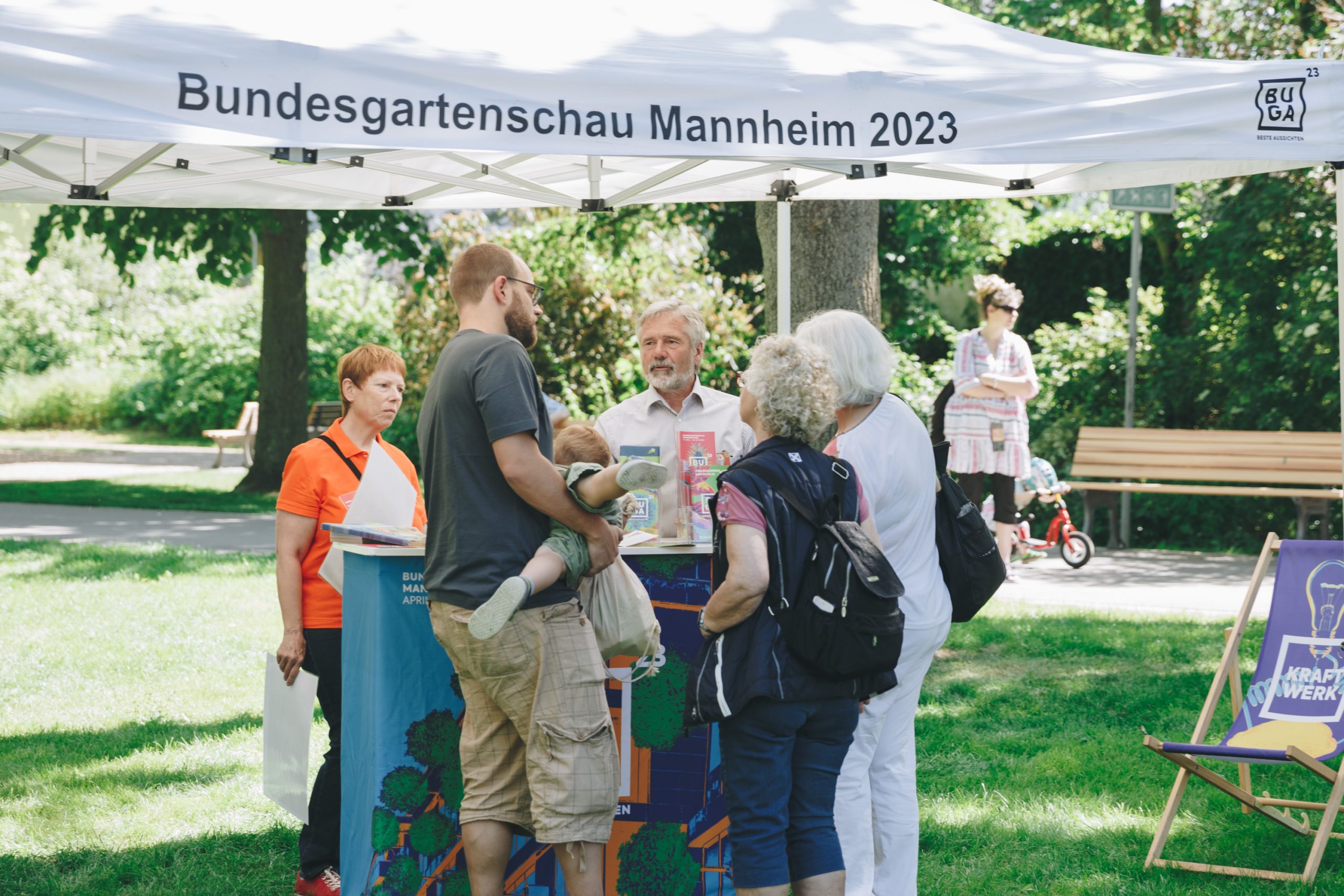 Gerhard Mandel berät interessierte Parkbesucher zur BUGA 23