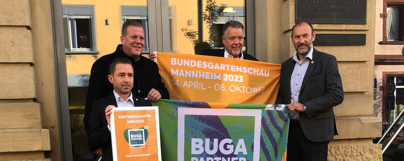 Übergabe der hockenheimer Partnerfahne Oberbürgermeister Marcus Zeitler ( übernahm die Fahne von BUGA 23-Geschäftsführer Michael Schnellbach (rechts). B