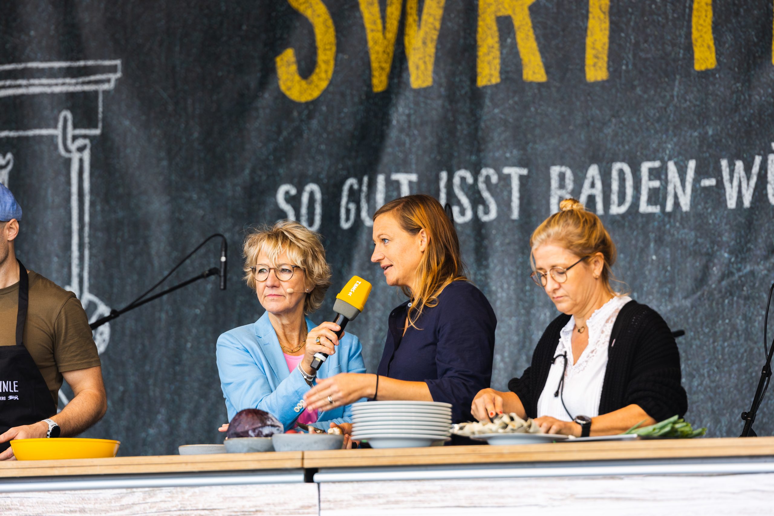 Von Links nach Rechts: Petra Klein (Moderatorin des SWR Pfännles), Miriam van Hazebrouck (Leitung Kaufmännischer Bereich) und Kirsten Batzler (Leitung Marketing, Kultur, Veranstaltungen) kochen