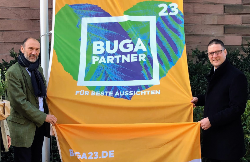 Bettina Jaugstetter, Michael Schnellbach,die BUGA-23 Partnerflagge, Manuel Just und die Leiterin des Grünflächenamtes Weinheim posieren für das Pressefoto