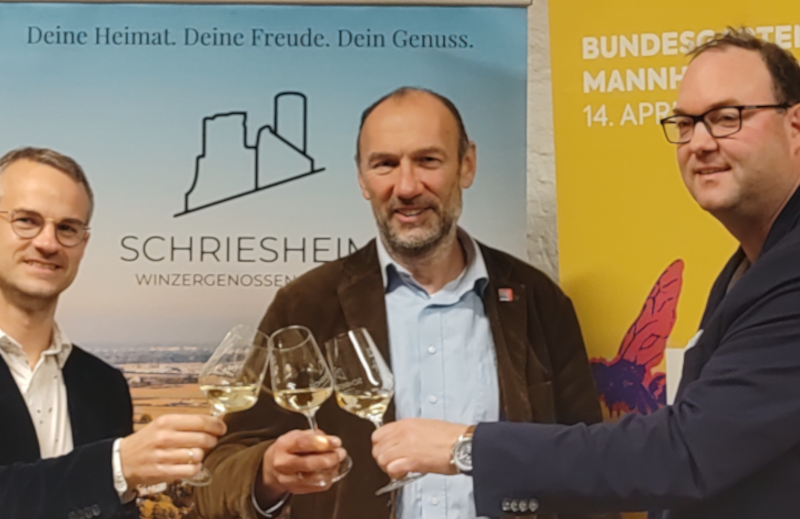 Manuel Bretschi (Geschäftsführer der Winzergenossenschaft Schriesheim), Michael Schnellbach (Geschäftsführer der BUGA GmbH) und Thomas Vogel (Geschäftsführer der Winzergenossenschaft Herxheim) stoßen mit Weingläßern an