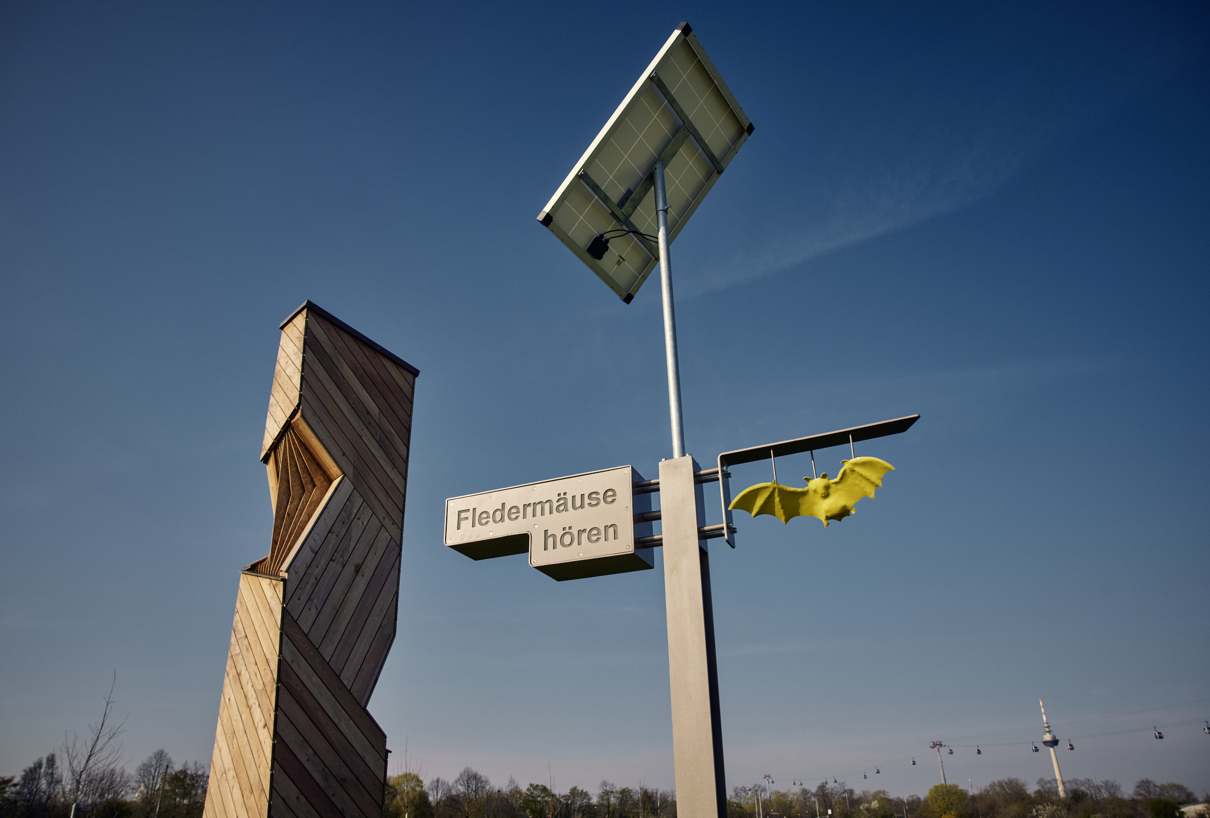 Ein Fledermausturm aus Holz mit angeschlossener Solaranlage