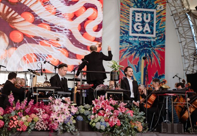 Der Dirigent des Haifa Symphony Orchestras bei der Ausübung seines Berufes