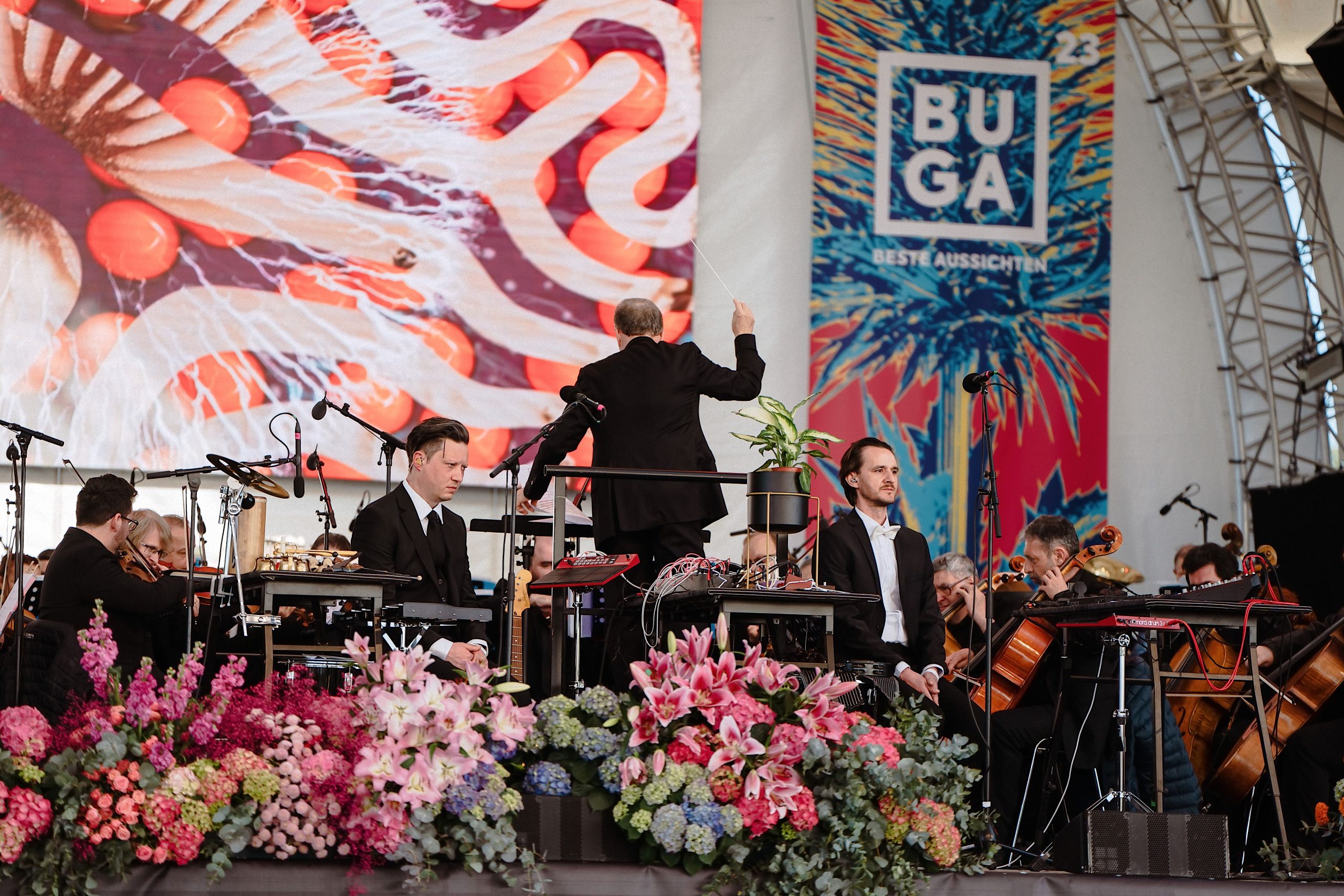 Der Dirigent des Haifa Symphony Orchestras bei der Ausübung seines Berufes