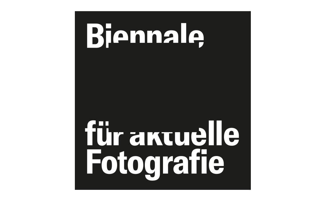 das Logo der Biennale für aktuelle Fotografie (Weiß auf Schwarz)