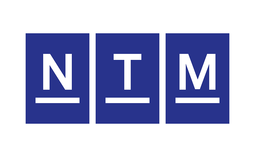Nas Logo des NTM (Weiß auf Dunkelblau)